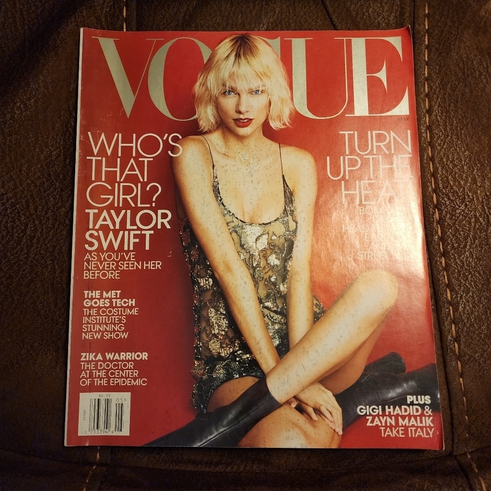 Pair of Vogue Magazines- Taylor Swift and Beyonce - Picture 5 of 12